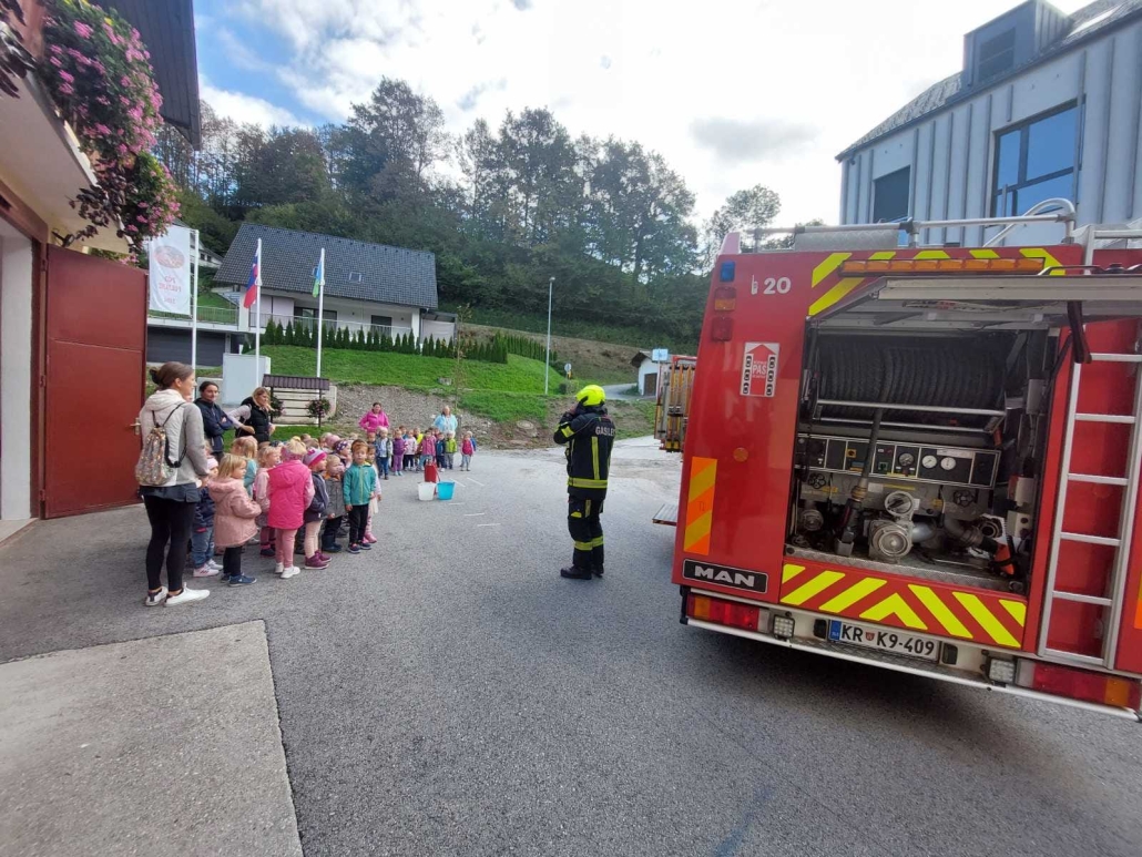 Morda je slika naslednjega: 8 oseb, reševalno vozilo in besedilo