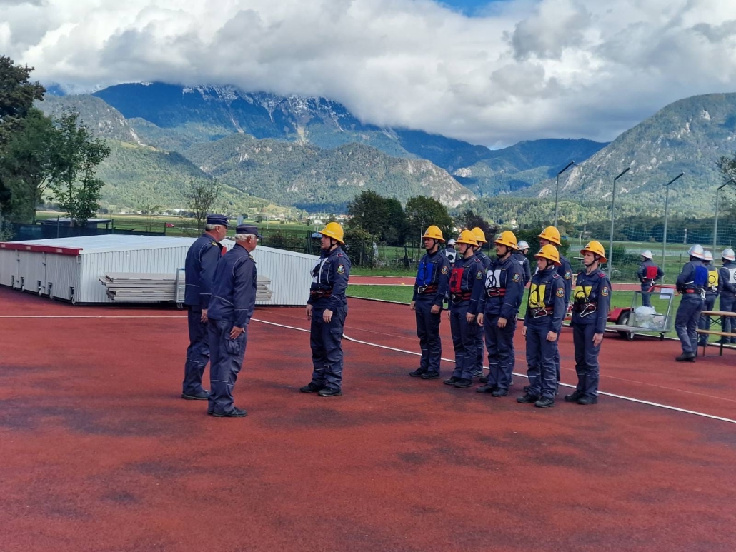 Morda je slika naslednjega: 11 oseb in reševalno vozilo