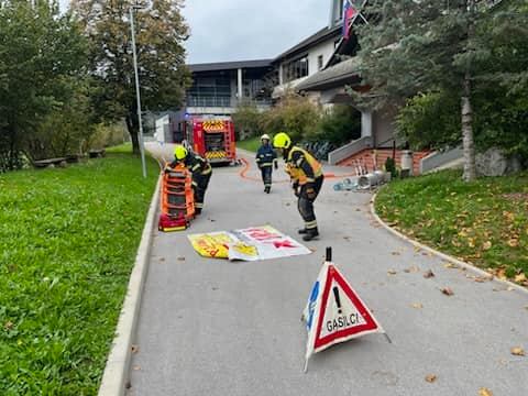 Morda je slika naslednjega: 3 osebe in besedilo