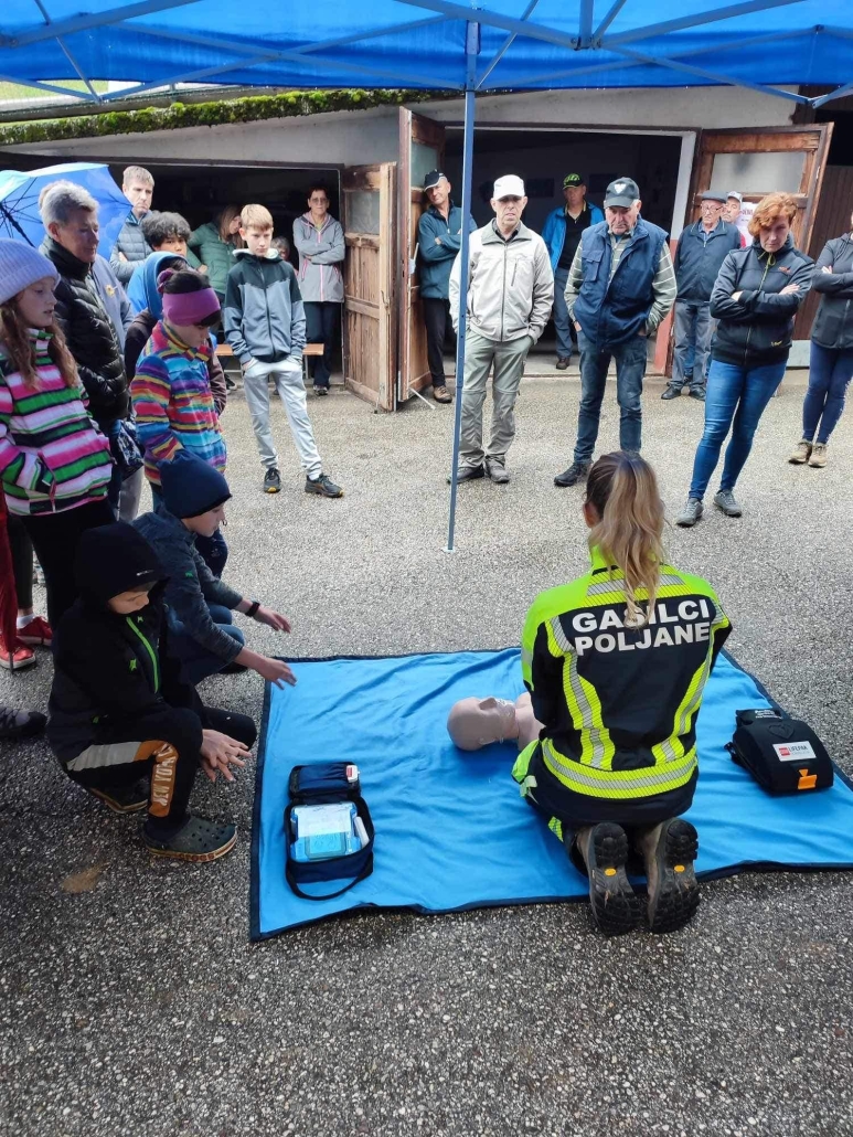 Morda je slika naslednjega: 13 oseb, motorno kolo in besedilo