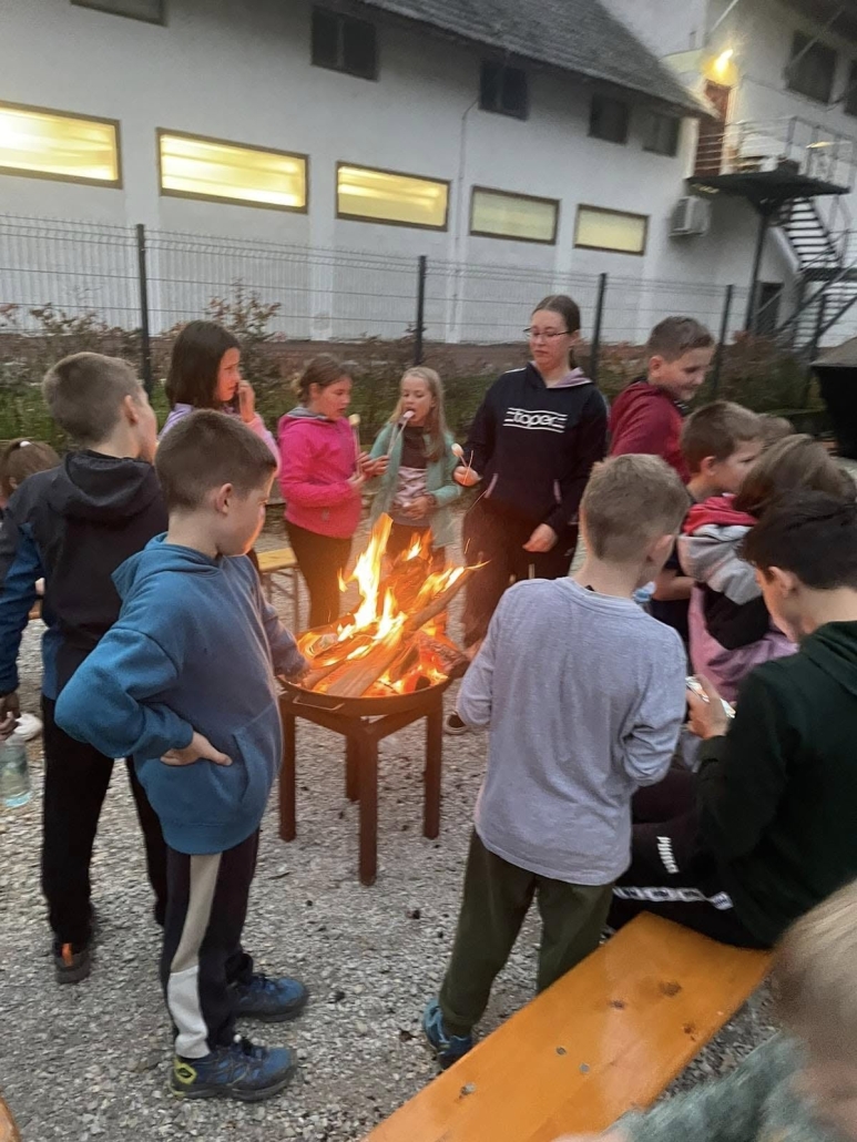 Morda je slika naslednjega: 9 oseb in ogenj