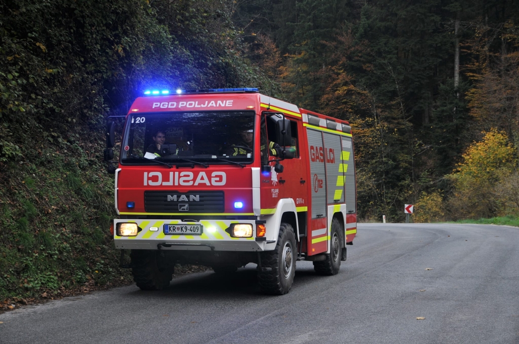 Morda je slika naslednjega: 1 oseba, reševalno vozilo in besedilo