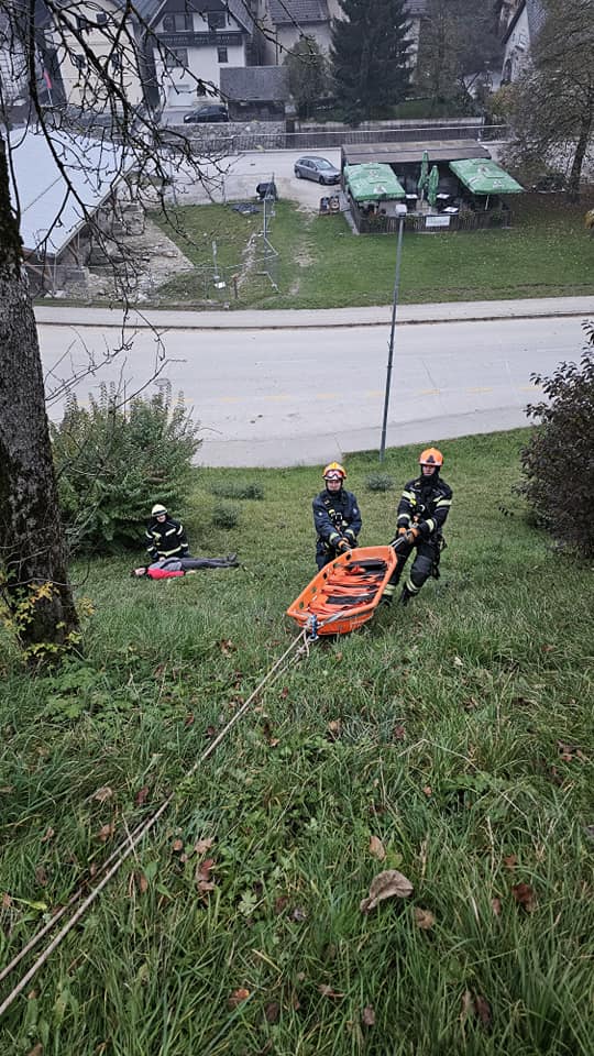 Morda je slika naslednjega: 2 osebi in trava