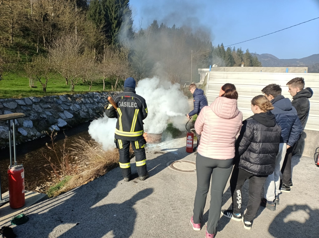 Morda je slika naslednjega: 6 oseb in ogenj