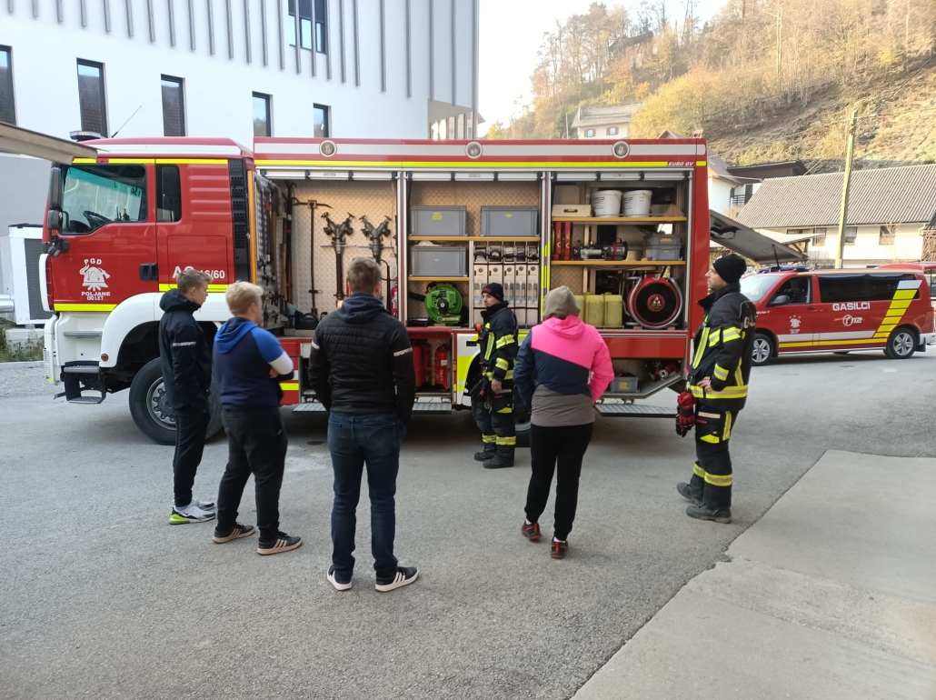 Morda je slika naslednjega: 6 oseb, reševalno vozilo in besedilo